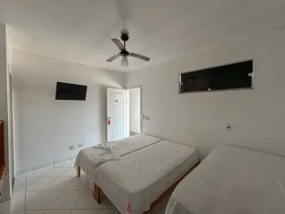 Kitnet - Ampla com 1 quartos  a 0,00 metros praia.