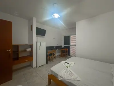 Kitnet - Ampla com 1 quartos  a 0,00 metros praia.