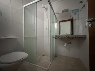 Kitnet - Ampla com 1 quartos  a 0,00 metros praia.