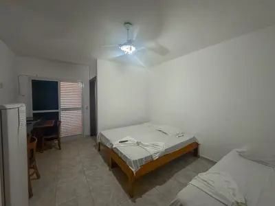 Kitnet - Ampla com 1 quartos  a 0,00 metros praia.
