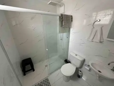 Kitnet - Ampla com 1 quartos  a 0,00 metros praia.