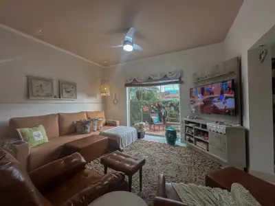 Casa - Sobrado com 5 quartos (sendo 4 suite(s)) a 250,00 metros praia.