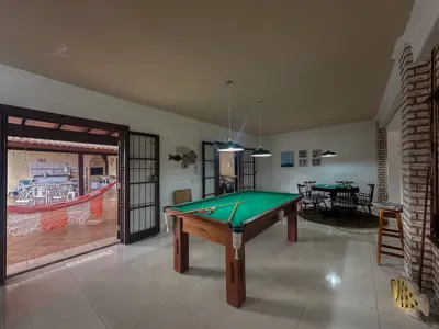 Casa - Sobrado com 5 quartos (sendo 4 suite(s)) a 250,00 metros praia.