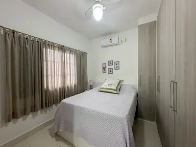 Casa - Sobrado com 5 quartos (sendo 4 suite(s)) a 250,00 metros praia.