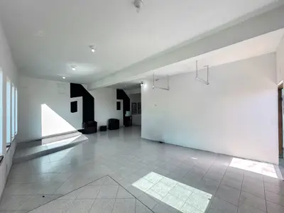 Comercial - Salão com  quartos  a 900,00 metros praia.
