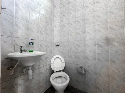 Comercial - Salão com  quartos  a 900,00 metros praia.