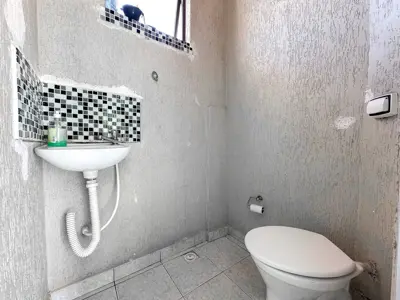 Comercial - Salão com  quartos  a 900,00 metros praia.