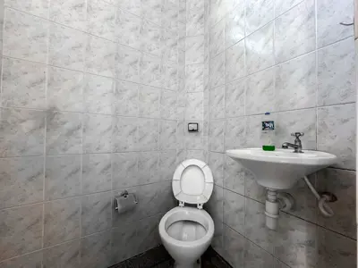 Comercial - Salão com  quartos  a 900,00 metros praia.