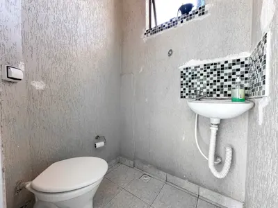 Comercial - Salão com  quartos  a 900,00 metros praia.
