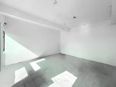 Comercial - Salão com  quartos  a 900,00 metros praia.