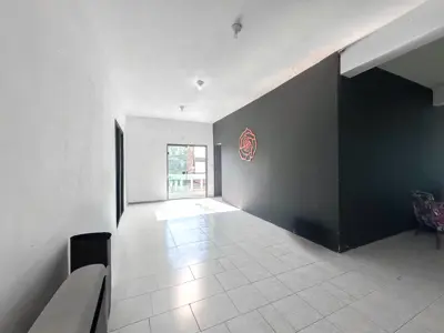 Comercial - Salão com  quartos  a 900,00 metros praia.