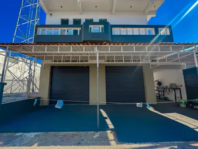 Comercial - Salão com  quartos  a 900,00 metros praia.