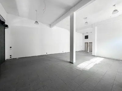 Comercial - Salão com  quartos  a 900,00 metros praia.