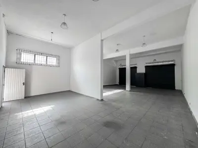 Comercial - Salão com  quartos  a 900,00 metros praia.