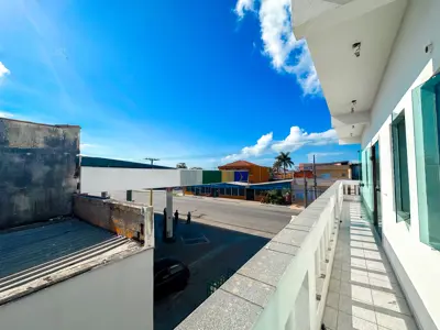 Comercial - Salão com  quartos  a 900,00 metros praia.
