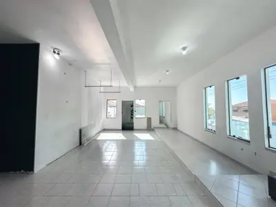 Comercial - Salão com  quartos  a 900,00 metros praia.
