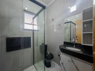 Casa - Térrea com 2 quartos (sendo 1 suite(s)) a 2,70 metros praia.