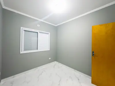 Casa - Térrea com 2 quartos (sendo 1 suite(s)) a 2,70 metros praia.