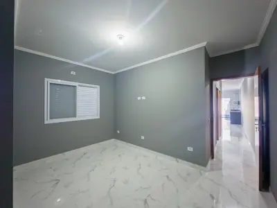Casa - Térrea com 2 quartos (sendo 1 suite(s)) a 2,70 metros praia.