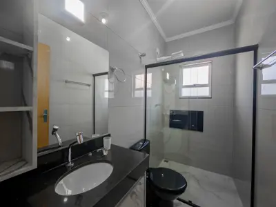 Casa - Térrea com 2 quartos (sendo 1 suite(s)) a 2,70 metros praia.
