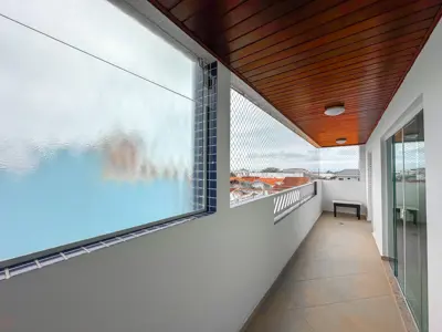 Apartamento - Amplo com 2 quartos (sendo 1 suite(s)) a 0,00 metros praia.