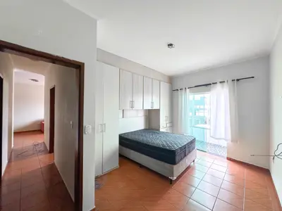 Apartamento - Alto com 3 quartos (sendo 1 suite(s)) a 300,00 metros praia.