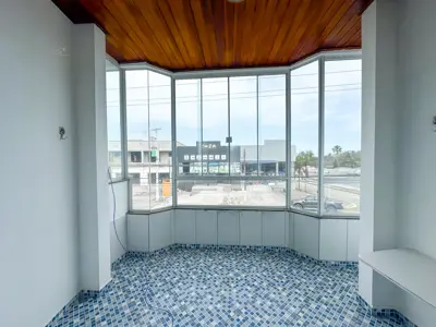 Apartamento - Alto com 3 quartos (sendo 1 suite(s)) a 300,00 metros praia.