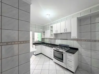 Apartamento - Alto com 3 quartos (sendo 1 suite(s)) a 300,00 metros praia.