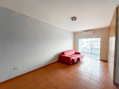 Apartamento - Alto com 3 quartos (sendo 1 suite(s)) a 300,00 metros praia.
