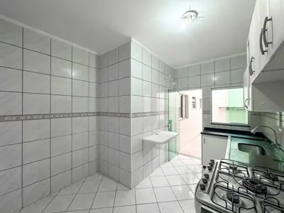 Apartamento - Alto com 3 quartos (sendo 1 suite(s)) a 300,00 metros praia.