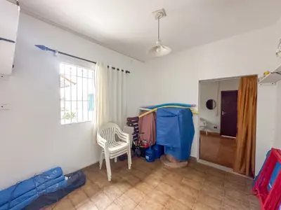 Casa - Térrea com Edícula com 3 quartos (sendo 1 suite(s)) a 200,00 metros praia.