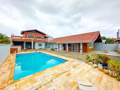 Casa - Térrea com Edícula com 3 quartos (sendo 1 suite(s)) a 200,00 metros praia.