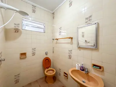 Casa - Térrea com Edícula com 3 quartos (sendo 1 suite(s)) a 200,00 metros praia.