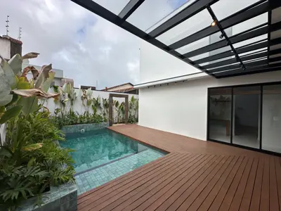 Casa - Sobrado com 4 quartos (sendo 3 suite(s)) a 20,00 metros praia.