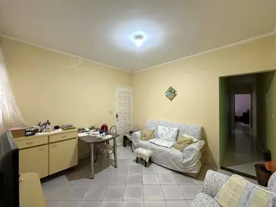 Casa - Térrea com 2 quartos (sendo 1 suite(s)) a 2500,00 metros praia.