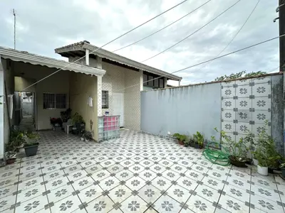Casa - Térrea com 2 quartos (sendo 1 suite(s)) a 2500,00 metros praia.
