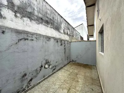 Casa - Térrea com 2 quartos (sendo 1 suite(s)) a 2500,00 metros praia.