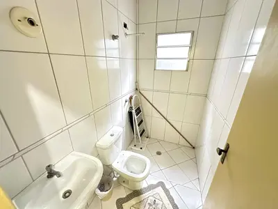 Casa - Térrea com 2 quartos (sendo 1 suite(s)) a 2500,00 metros praia.