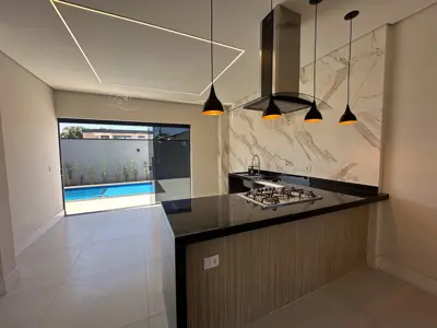 Casa - Sobrado com 4 quartos (sendo 4 suite(s)) a 1500,00 metros praia.