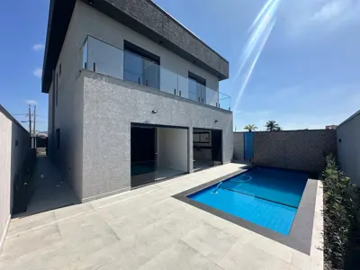 Casa - Sobrado com 4 quartos (sendo 4 suite(s)) a 1500,00 metros praia.