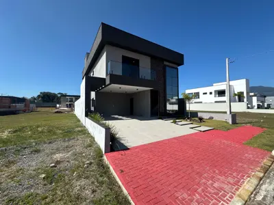 Casa - Sobrado com 4 quartos (sendo 4 suite(s)) a 1500,00 metros praia.