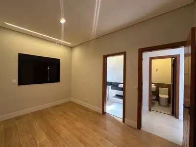 Casa - Sobrado com 4 quartos (sendo 4 suite(s)) a 1500,00 metros praia.