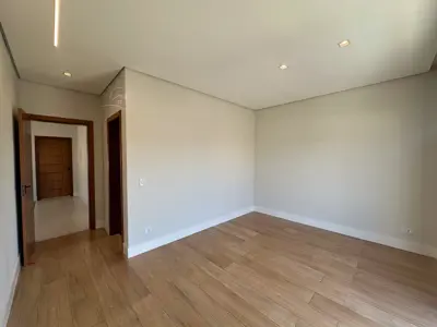 Casa - Sobrado com 4 quartos (sendo 4 suite(s)) a 1500,00 metros praia.