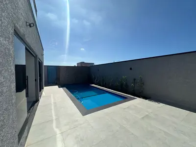 Casa - Sobrado com 4 quartos (sendo 4 suite(s)) a 1500,00 metros praia.