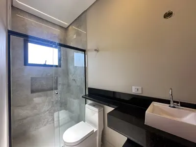 Casa - Sobrado com 4 quartos (sendo 4 suite(s)) a 1500,00 metros praia.