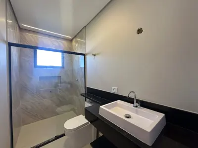 Casa - Sobrado com 4 quartos (sendo 4 suite(s)) a 1500,00 metros praia.