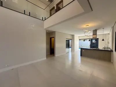 Casa - Sobrado com 4 quartos (sendo 4 suite(s)) a 1500,00 metros praia.