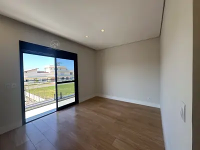 Casa - Sobrado com 4 quartos (sendo 4 suite(s)) a 1500,00 metros praia.