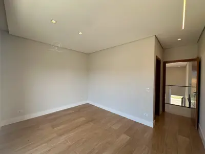 Casa - Sobrado com 4 quartos (sendo 4 suite(s)) a 1500,00 metros praia.