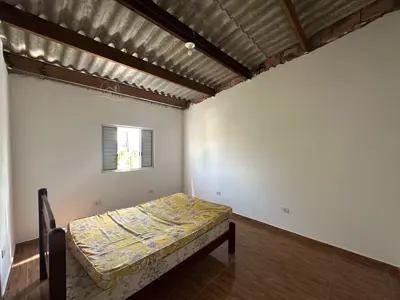 Casa - Sobrado com 3 quartos (sendo 1 suite(s)) a 2000,00 metros praia.